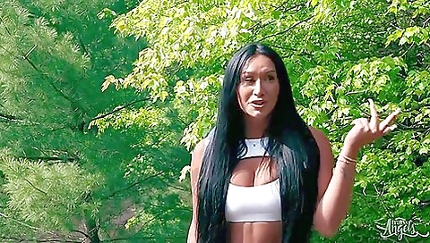 Bella joie wants to have fun with a dick in her ass