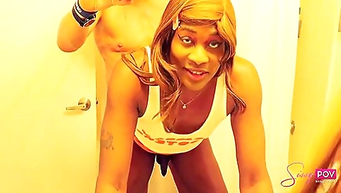 Black guy fucks a teen and fucks her cunt in the back seat