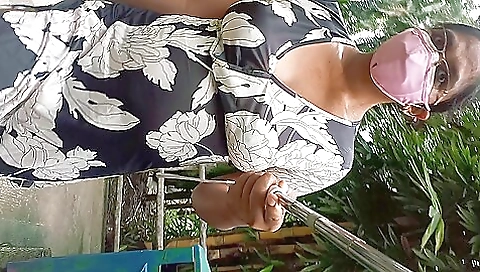 Amateur with big tits enjoys the park and walks in outdoor