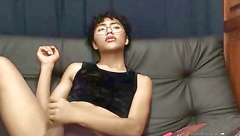 Natural tits amateur brunette with a nice ass on cam